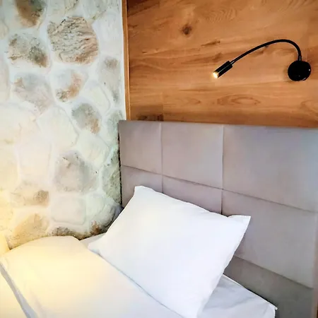 G&j Traditional House