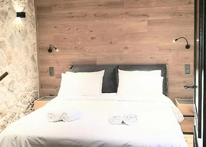 G&j Traditional House Villa *