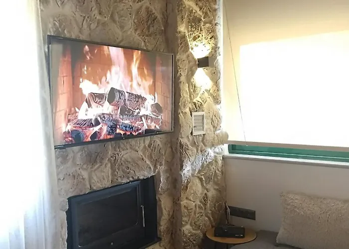 G&j Traditional House Villa *